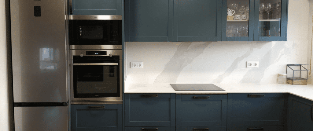 En el mundo del diseño de interiores, no basta con tener un espacio atractivo visualmente. Un proyecto de interiorismo bien ejecutado debe tener en cuenta la funcionalidad, la ergonomía y, sobre todo, las necesidades y deseos del cliente.