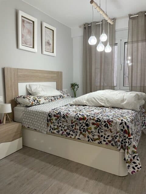 Eiroa-Dormitorio-Lampara-ConMadera