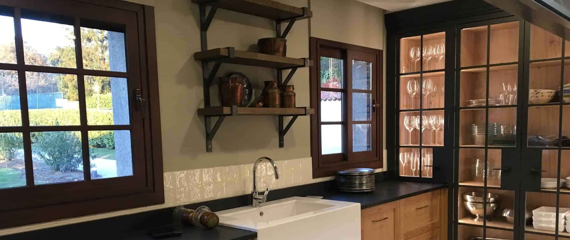 En 2023, la tendencia en las cocinas es usar materiales que evoquen la naturaleza, tanto en los acabados como en la selección de mobiliario.