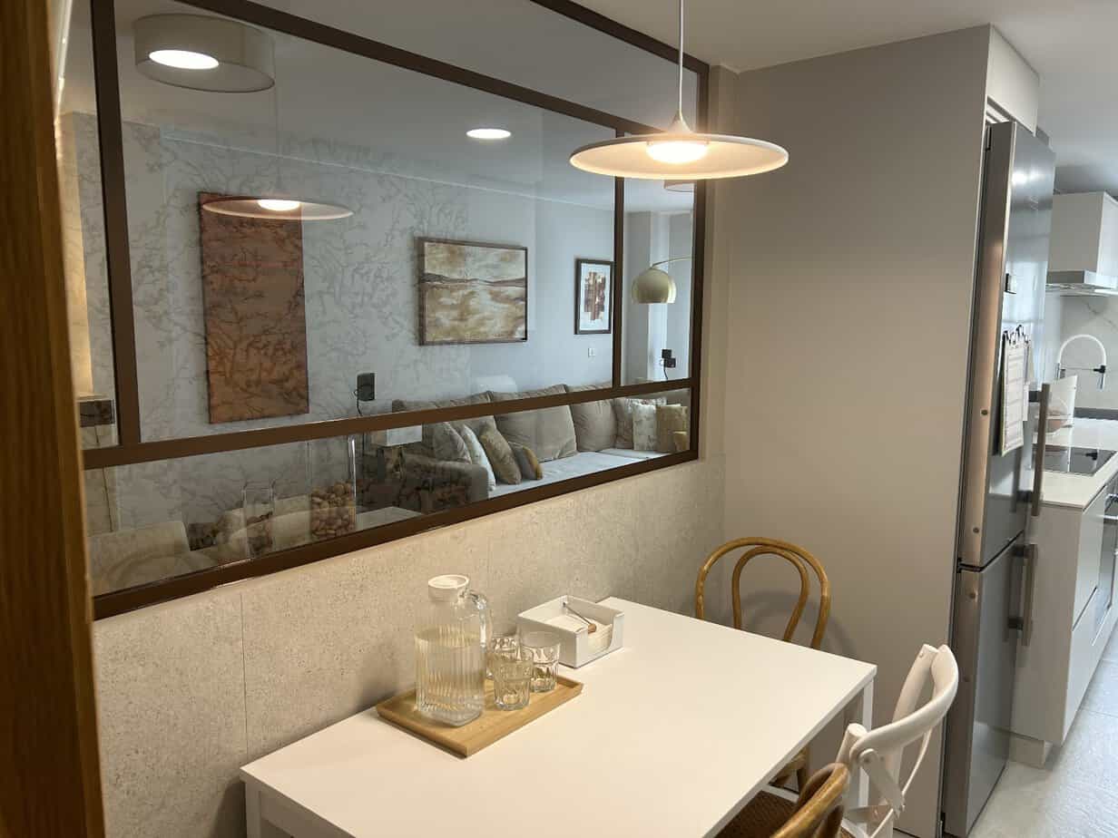 Diseño de interiores y reformas en cocina y comedor, estilo moderno y funcional para hogar acogedor y práctico.