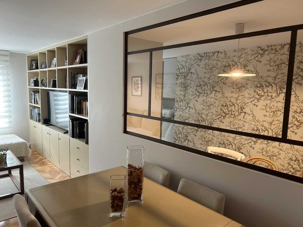 Modernas reformas de interiores en vivienda con decoración elegante y funcional.