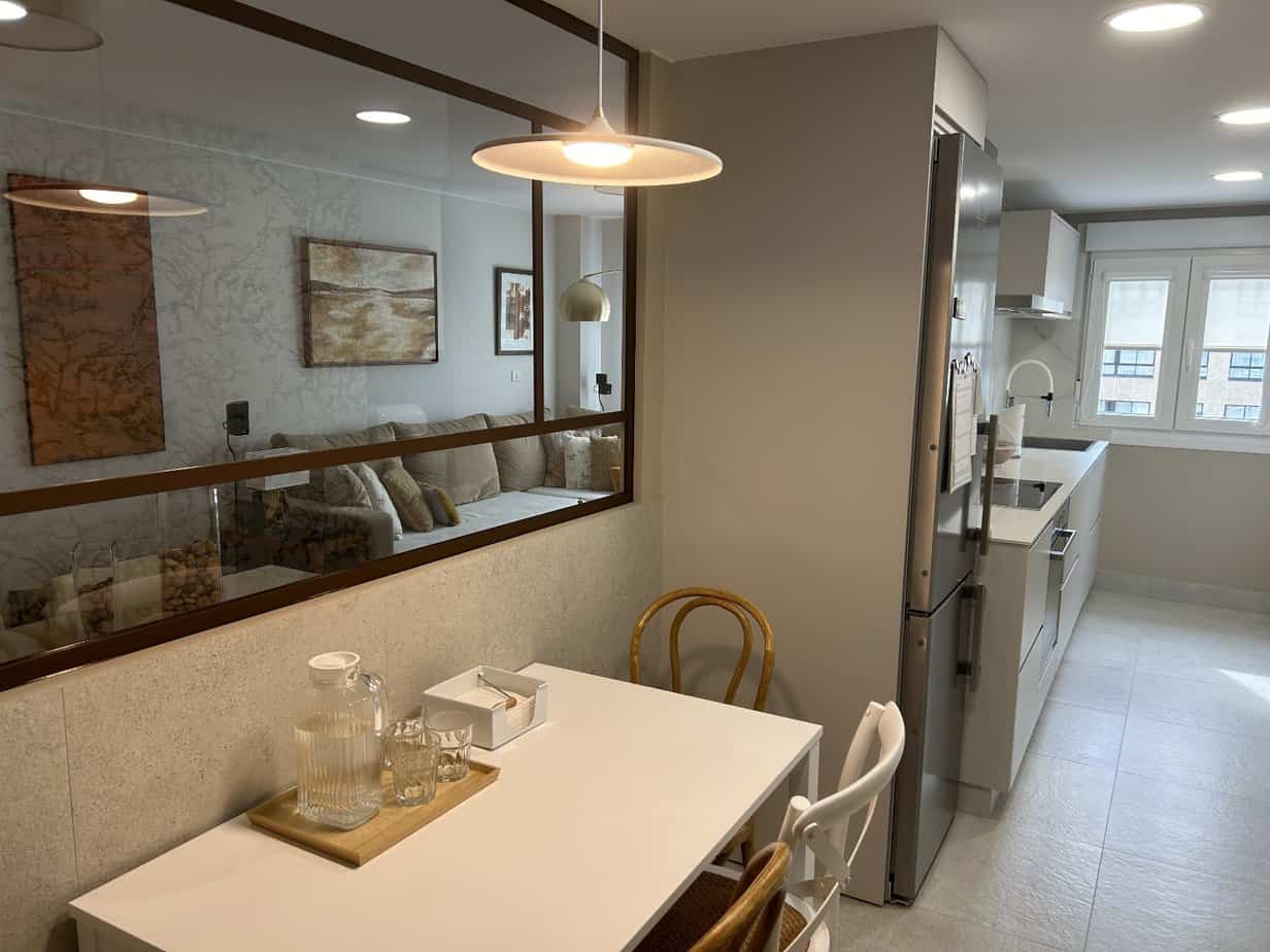 Amplio apartamento moderno con cocina equipada y comedor de estilo minimalista.