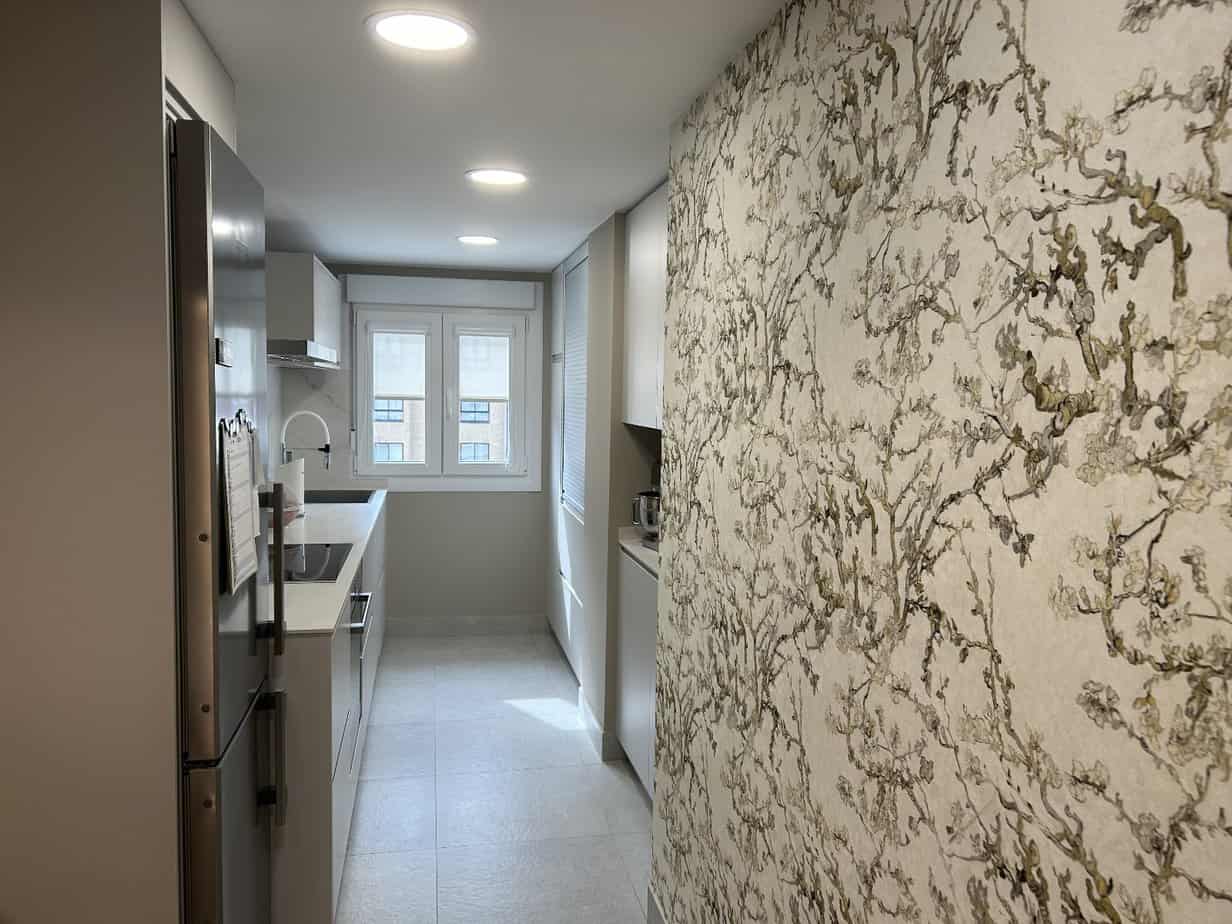 Reforma de cocina moderna con interiorismo elegante y funcional en Madrid.