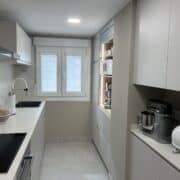Cocina moderna en reforma e interiorismo de Eiroa, diseño funcional y elegante.
