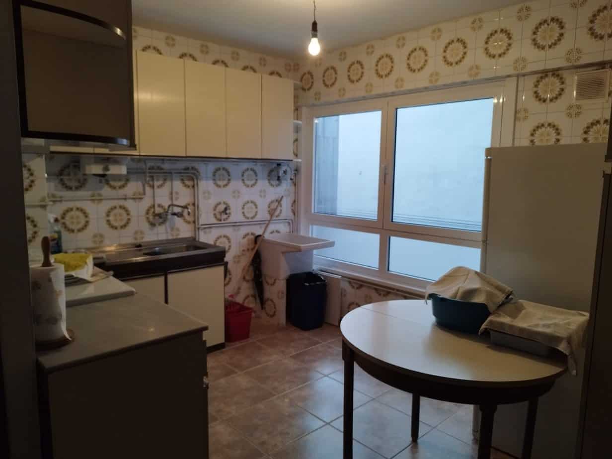 Reforma de cocina con estilo vintage y nuevas soluciones de almacenaje para interiores.