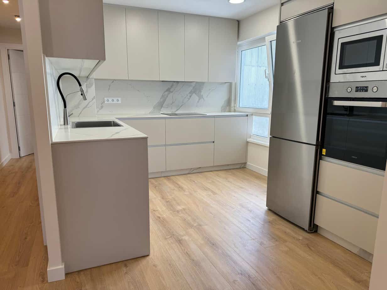 Diseño de cocina moderna con reformas e interiorismo en espacios funcionales y elegantes.